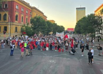Protesta e 38-të në Tiranë, qytetarët kërkojnë largimin e Ramës dhe Berishës