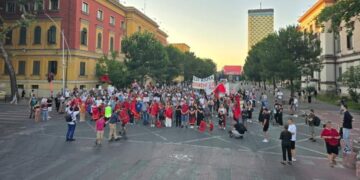 Protesta e 38-të në Tiranë, qytetarët kërkojnë largimin e Ramës dhe Berishës