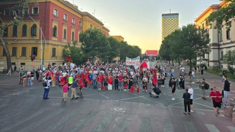 Protesta e 38-të në Tiranë, qytetarët kërkojnë largimin e Ramës dhe Berishës