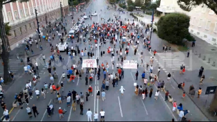 Protesta/ “Është një luftë qëndrueshmërie”, aktivisti: Krijuan një polici virtuale morali