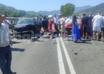 Dy automjete përplasen në Rrugën e Kombit, 2 të plagosur
