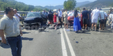 Dy automjete përplasen në Rrugën e Kombit, 2 të plagosur