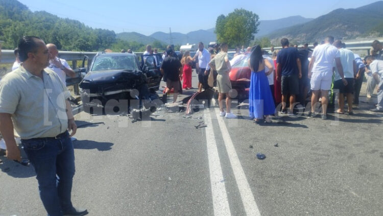 Dy automjete përplasen në Rrugën e Kombit, 2 të plagosur