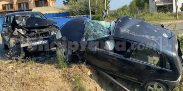 Aksident tragjik në rrugën e Divjakës, humb jetën babai, plagosen 3 fëmijët dhe 2 persona të tjerë