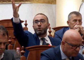 Shtyhet seanca me 76 vota! Peleshi-Bardhit: S’mund të bllokosh Kuvendin…