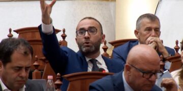 Shtyhet seanca me 76 vota! Peleshi-Bardhit: S’mund të bllokosh Kuvendin…