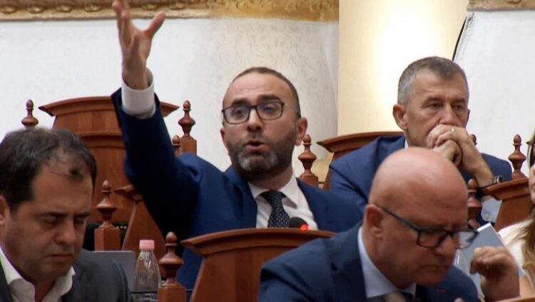 Shtyhet seanca me 76 vota! Peleshi-Bardhit: S’mund të bllokosh Kuvendin…