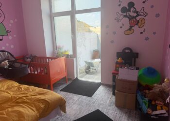 Nëna e tre fëmijëve të mitur në burgun e Pojskës, me të edhe foshnja 1-vjeçe! Nesër seancë urgjente në Gjykatën e Tiranës