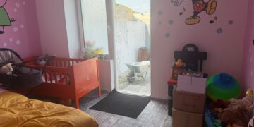 Nëna e tre fëmijëve të mitur në burgun e Pojskës, me të edhe foshnja 1-vjeçe! Nesër seancë urgjente në Gjykatën e Tiranës