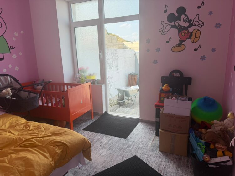 Nëna e tre fëmijëve të mitur në burgun e Pojskës, me të edhe foshnja 1-vjeçe! Nesër seancë urgjente në Gjykatën e Tiranës