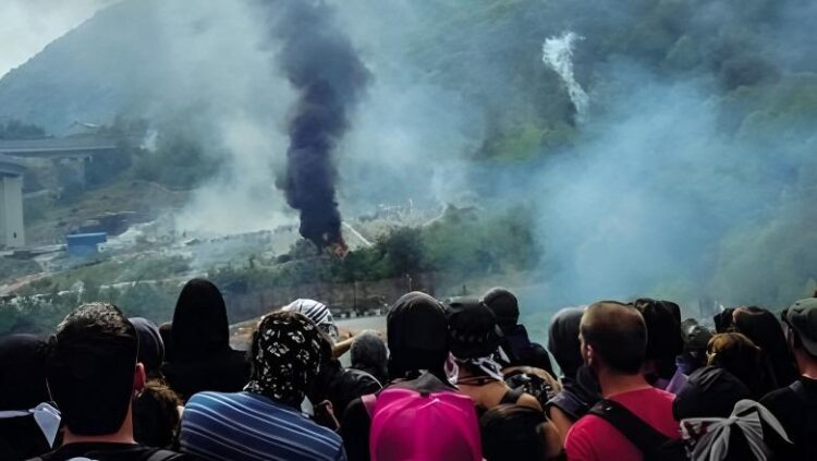 Protesta kundër ndërtimit të hekurudhës në veri të Italisë, 700 të maskuar sulmojnë kantierin, 150 karabinierë të plagosur
