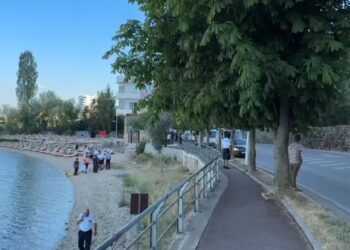 Pëson infarkt në plazhin e Pogradecit, humb jetën i moshuari