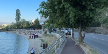 Pëson infarkt në plazhin e Pogradecit, humb jetën i moshuari