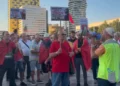 “Mos sulmoni gazetarët”, thirrje nga organizatorët për protestuesit në sheshin “Skënderbej”