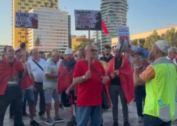“Mos sulmoni gazetarët”, thirrje nga organizatorët për protestuesit në sheshin “Skënderbej”