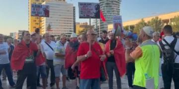“Mos sulmoni gazetarët”, thirrje nga organizatorët për protestuesit në sheshin “Skënderbej”