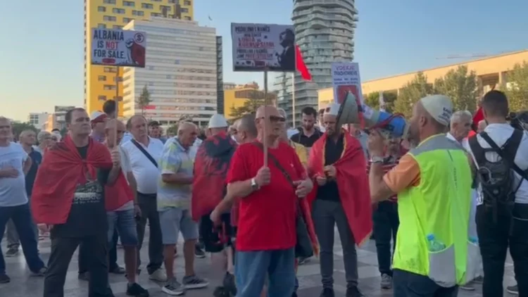“Mos sulmoni gazetarët”, thirrje nga organizatorët për protestuesit në sheshin “Skënderbej”