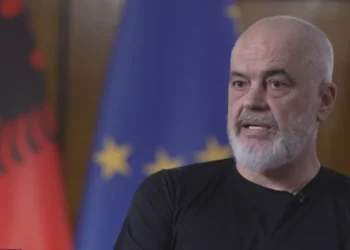 Trump vs Flamingot/ Intervista për “Channel 4”, gazetarja zë mat Ramën: Po buldozerët në Zvërnec…?
