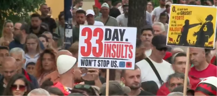Protesta në ditën e 33-të/ Nga Sheshi “Skënderbej” drejt Kryeministrisë, kërkohet dorëheqja e Ramës