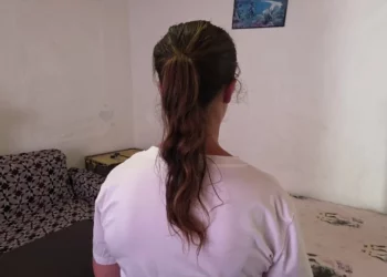 “U kërkoj falje 100 herë”/ Dhunimi i 17-vjeçares në Fier nga tre adoleshentet, flet nëna e dhunueses: Vajza vuan nga probleme të shëndetit mendor
