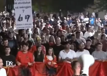 “O Ilir, o legen, prite Salën se po vjen”/ Protestuesit marshojnë pranë selisë së PD-së