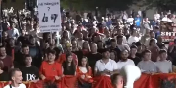“O Ilir, o legen, prite Salën se po vjen”/ Protestuesit marshojnë pranë selisë së PD-së