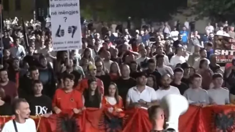 “O Ilir, o legen, prite Salën se po vjen”/ Protestuesit marshojnë pranë selisë së PD-së