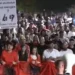 “O Ilir, o legen, prite Salën se po vjen”/ Protestuesit marshojnë pranë selisë së PD-së