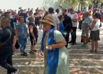 Protestuesit te Kuvendi, vezë me emrat e deputetëve dhe bllokim rruge, policia ‘gardh’ para institucionit