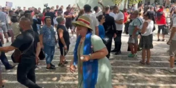 Protestuesit te Kuvendi, vezë me emrat e deputetëve dhe bllokim rruge, policia ‘gardh’ para institucionit