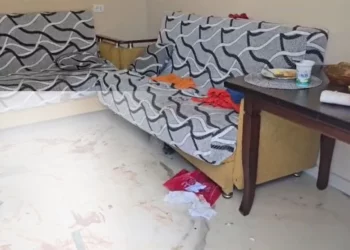 Tavolina e shtruar me ushqim, lodra dhe pllakat e lara me gjak në banesën e 32-vjeçares