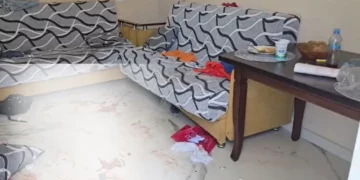 Tavolina e shtruar me ushqim, lodra dhe pllakat e lara me gjak në banesën e 32-vjeçares