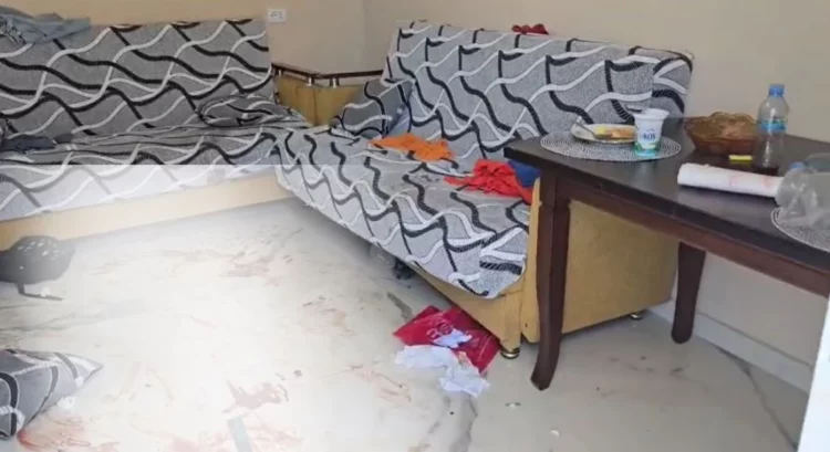 Tavolina e shtruar me ushqim, lodra dhe pllakat e lara me gjak në banesën e 32-vjeçares
