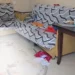 Tavolina e shtruar me ushqim, lodra dhe pllakat e lara me gjak në banesën e 32-vjeçares