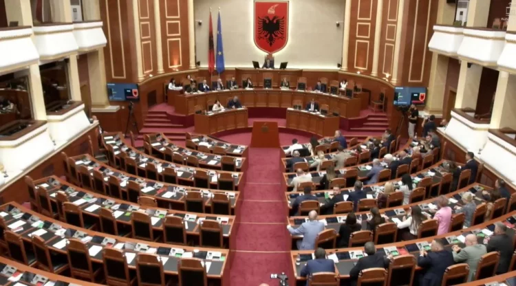 Huaja ushtarake 302 milionë dollarë nga SHBA, Kuvendi miraton marrëveshjen me votat e PS-së, opozita nuk merr pjesë