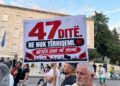“47 ditë, ne nuk tërhiqemi, nesër më shumë”/ Pankarta pikante në protestë