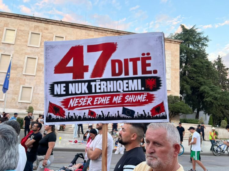 “47 ditë, ne nuk tërhiqemi, nesër më shumë”/ Pankarta pikante në protestë