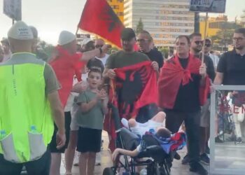 “Ju erdhi fundi”/ Nis marshimi nga sheshi “Skënderbej”, drejt Kryeministrisë