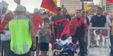 “Ju erdhi fundi”/ Nis marshimi nga sheshi “Skënderbej”, drejt Kryeministrisë