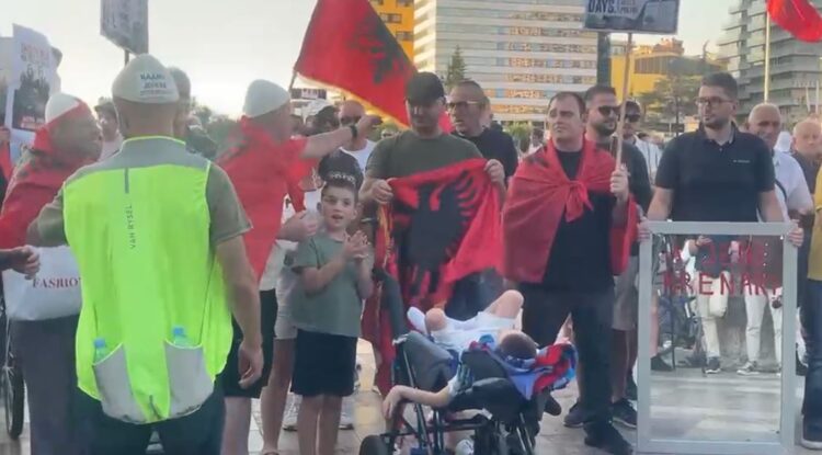 “Ju erdhi fundi”/ Nis marshimi nga sheshi “Skënderbej”, drejt Kryeministrisë