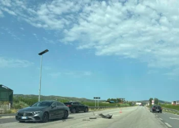 Lëndohen dy persona nga përplasja e tri makinave në rrugën Peqin-Elbasan