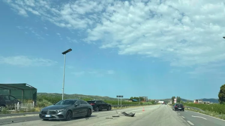 Lëndohen dy persona nga përplasja e tri makinave në rrugën Peqin-Elbasan