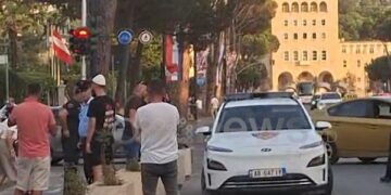 Protestuesja merret nga policia para Kryeministrisë, e paqartë arsyeja e ndërhyrjes