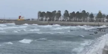 Alarmi i Bashkisë Vlorë: Të premten do të bëjë mot i keq, shmangni lëvizjet e panevojshme