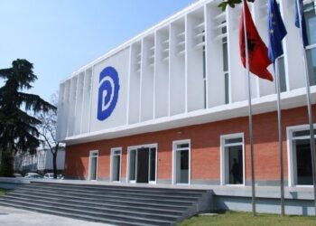 PD: Qeveria punëson 100 të rinj pa konkurs, kontrata 5-mujore për të ‘blerë heshtjen’ e protestuesve