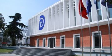PD: Qeveria punëson 100 të rinj pa konkurs, kontrata 5-mujore për të ‘blerë heshtjen’ e protestuesve