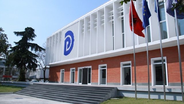 PD: Qeveria punëson 100 të rinj pa konkurs, kontrata 5-mujore për të ‘blerë heshtjen’ e protestuesve