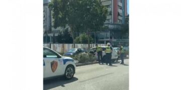 Aksident rrugor në Laprakë, makina përfundon mbi bordurën ndarëse