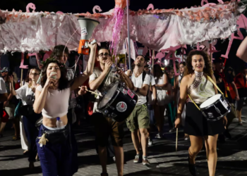 “Shqiptarët po mbrojnë të drejtat e tyre”/ The Guardian shkruan për protestat masive