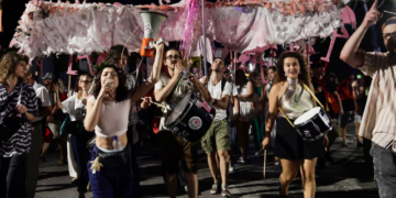 “Shqiptarët po mbrojnë të drejtat e tyre”/ The Guardian shkruan për protestat masive